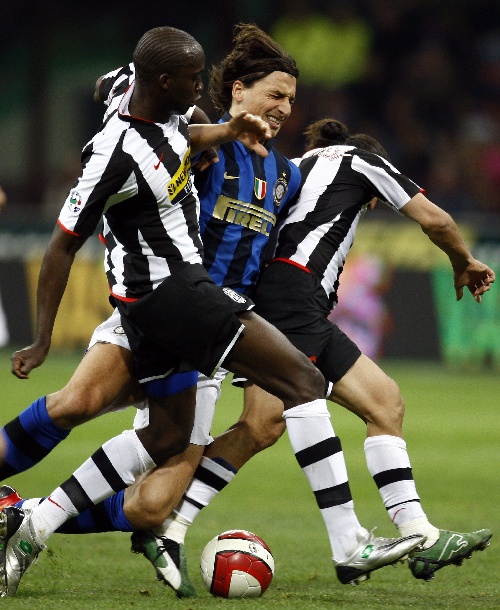 记者：莱斯特城中场哈努斯即将加盟斯图加特，转会费3000万欧