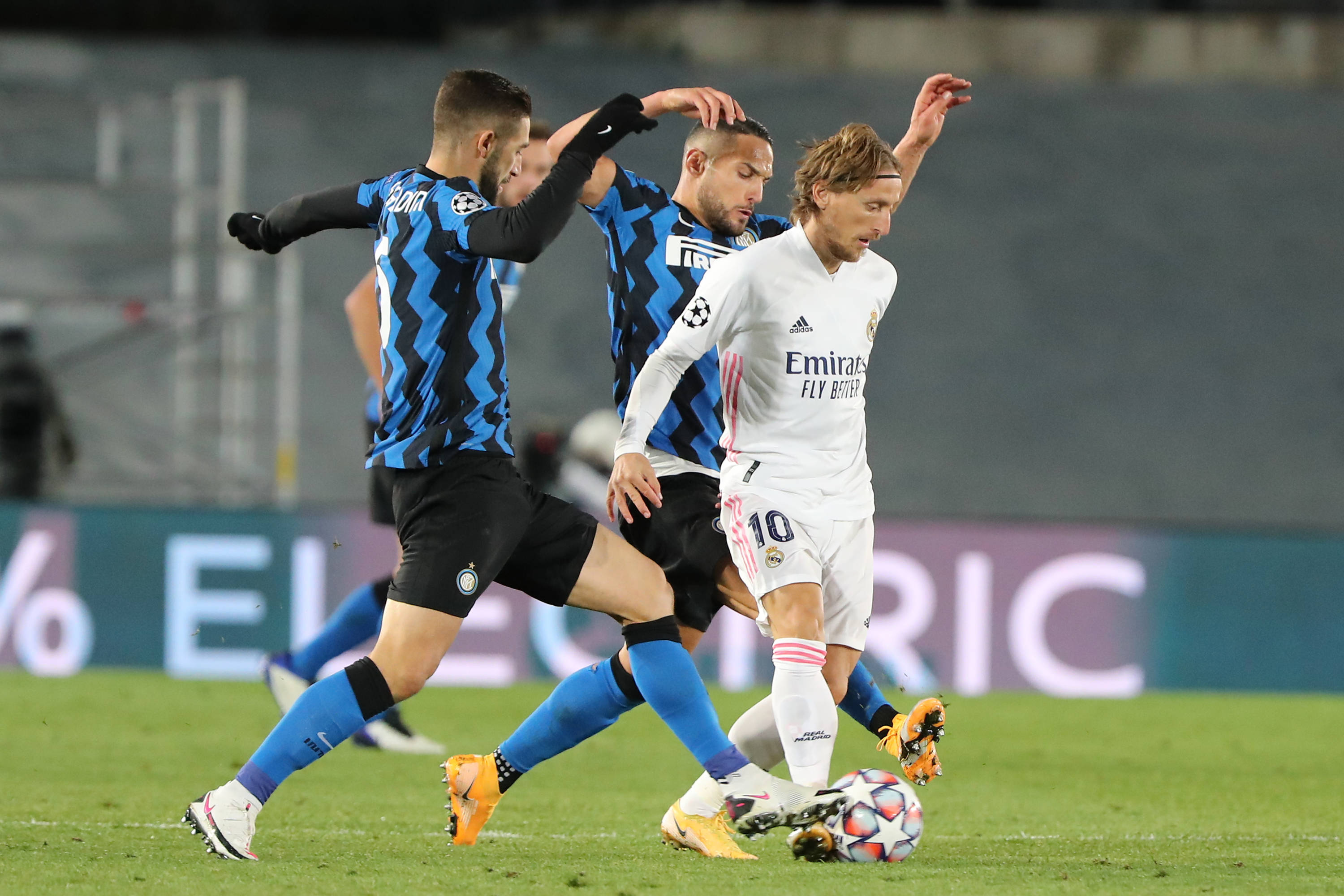 巴塞罗那总监在酒店会见拉什福德的经纪人；利物浦右后卫赛季报销；曼联名宿猛夸赖斯；